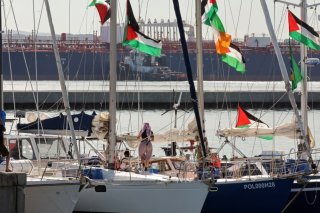 Quelque 42 Suisses font partie de la "Global Sumud Flotilla" qui vise notamment à amener des denrées alimentaires à Gaza (illustration). KEYSTONE/EPA/MOHAMED MESSARA